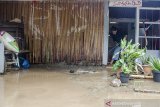 Warga mebersihkan genangan air pascabanjir di Desa Ciburial, Dago, Kabupaten Bandung, Jawa Barat, Rabu (18/12/2019). Sebanyak tiga rumah warga dan satu pesantren Tahfidz Al Quran Saling Sapa mengalami kerusakan akibat banjir yang melanda kawasan tersebut pada selasa (17/12) karena intensitas hujan yang tinggi serta sejumlah alih fungsi lahan. ANTARA JABAR/Novrian Arbi/agr