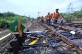 Petugas melakukan perawatan jalur perlintasan Kereta Api di Karang Asem Banyuwangi, Jawa Timur, Rabu (18/12/2019). PT KAI Daop 9 melakukan penambahan 20 petugas penilik jalan guna memastikan perlintasan aman untuk memberikan kenyamanan pada masa libur Natal dan Tahun Baru 2020. Antara Jatim/Budi Candra Setya/zk  