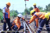 Petugas melakukan perawatan jalur perlintasan Kereta Api di Karang Asem Banyuwangi, Jawa Timur, Rabu (18/12/2019).  PT KAI Daop 9 melakukan penambahan 20 petugas penilik jalan guna memastikan perlintasan aman untuk memberikan kenyamanan pada masa libur Natal dan Tahun Baru 2020. Antara Jatim/Budi Candra Setya/zk