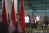 Presiden Joko Widodo (tiga kanan) bersama Gubernur Kalimantan Selatan Sahbirin Noor (dua kanan) dan Dirut Angkasa Pura I Faik Fahmi (kanan) berjalan di selasar  Terminal Baru Bandara Syamsudin Noor di Banjarbaru, Kalimantan Selatan, Rabu (18/12/2019). Presiden Joko Widodo meresmikan Terminal Baru Syamsudin Noor yang berkapasitas lebih besar yang dapat menampung kurang lebih delapan juta penumpang dari Bandara Lama. Foto Antaranews Kalsel/ Bayu Pratama S.