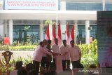 Presiden Joko Widodo (tengah) didampingi Menteri Perhubungan Budi Karya Sumadi (dua kanan), Menteri BUMN Erick Thohir (kanan), Menteri Sekretaris Negara RI Pratikno (kiri), Dirut Angkasa Pura I Faik Fahmi (dua kiri) dan Gubernur Kalimantan Selatan Sahbirin Noor (tiga kiri) meresmikan Terminal Baru Bandara Syamsudin Noor di Banjarbaru, Kalimantan Selatan, Rabu (18/12/2019). Presiden Joko Widodo meresmikan Terminal Baru Syamsudin Noor yang berkapasitas lebih besar yang dapat menampung kurang lebih delapan juta penumpang dari Bandara Lama. Foto Antaranews Kalsel/ Bayu Pratama S.