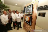 Wali Kota Banda Aceh Aminullah Usman (kanan) mengamati foto pada pameran foto lingkungan dan energi di Galeri Visual Antara (GVA) Biro Aceh, Banda Aceh, Rabu (18/12/2019). Pameran foto lingkungan dan energi yang menampilkan karya Ampelsa, Syifa Yulinnas, Irwansyah Putra, Hotli Simanjuntak, Istafan dan Zulfan Monika itu dalam rangka memeriahkan HUT ke-82 LKBN Antara serta peresmian GVA Biro Aceh itu digelar hingga 18 Januari 2020. ANTARA FOTO/Irwansyah Putra/pd.