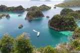 Kapal Pesiar kandas di terumbu karang Raja Ampat