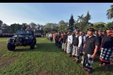 Kapolda Bali Irjen Pol Petrus Reinhard Golose (kedua kiri) dan Pangdam IX/Udayana Mayjen TNI Benny Susianto (kiri) memeriksa kesiapan pecalang atau petugas keamanan desa adat Bali saat mengikuti apel gelar pasukan Operasi Lilin Agung 2019 di Lapangan Puputan Badung, Denpasar, Bali, Kamis (19/12/2019). Operasi Lilin Agung yang digelar pada 23 Desember 2019 hingga 1 Januari 2020 tersebut melibatkan ribuan personel gabungan dari berbagai unsur termasuk pengamanan adat yang berfokus pada gereja, tempat wisata, pusat perbelanjaan, obyek perayaan tahun baru, terminal, pelabuhan dan bandara di wilayah Bali. ANTARA FOTO/Nyoman Hendra Wibowo/nym.