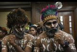 Tersangka makar Ambrosius Mulait (kiri) dan Dano Tabuni (kanan) mengepalkan tangan saat menunggu dimulainya sidang dakwaan di Pengadilan Negeri Jakarta Pusat, Jakarta, Kamis (19/12/2019). ANTARA FOTO/Nova Wahyudi/nym.