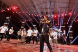 Penyanyi Didi Kempot menyanyikan lagu ciptaannya untuk menghibur sobat ambyar (penggemarnya) pada gelaran hari Jadi Banyuwangi yang ke 248 tahun di Banyuwangi, Jawa Timur, Rabu (18/12/2019) malam. Pada konser itu Didi Kempot membawakan lagu andalannya seperti Cidro, Suket teki dan Pamer bojo. Antara Jatim/Budi Candra Setya/zk