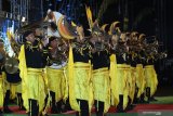 Penampilan drumband etnik pada gelaran hari Jadi Banyuwangi yang ke 248 tahun di Banyuwangi, Jawa Timur, Rabu (18/12/2019). Berbagai pertunjukan kesenian ditampilkan pada puncak acara tersebut. Antara Jatim/Budi Candra Setya/zk