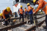  Pekerja melakukan perawatan rel Kereta Api (KA) di Madiun, Jawa Timur, Kamis (19/12/2019). Perawatan rel KA tersebut sebagai upaya PT KAI meningkatkan keselamatan perjalanan KA guna menjamin kenyamanan penumpang angkutan Natal dan Tahun Baru. Antara Jatim/Siswowidodo/zk