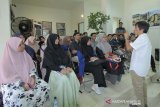 Pengurus Galeri Visual Antara (GVA) Biro Aceh Hotli Simanjuntak memberikan materi tentang fotografi dan manangkal hoax pada worshop jurnalistik dalam rangka HUT ke-82 LKBN Antara di Banda Aceh, Kamis (19/12/2019). Antara Aceh/Khalis.