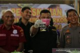 Personil Polrseta di dampingi Kapolresta Banda Aceh Kombes Trisno Riyanto (kanan) memperlihatkan hasil uji positif narkotika jenis Sabu sebelum dimusnahkan di Banda Aceh, Aceh, Kamis (19/12/2019). Sat res Narkoba Polresta Banda Aceh memusnahkan 439,82 gram barang bukti sabu-sabu setelah disisihkan 45,21 gram untuk diperiksa di laboratorium forensik Polri cabang Medan yang merupakan hasil tangkapan dari jaringan Aceh - Jakarta. Antara Aceh/Irwansyah Putra.