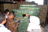 Kepala Badan Pengawasan Obat dan Makanan (BPOM) Banda Aceh, Zulkifli (ketiga kanan) bersama tim gabungan Disperindak dan Polri memeriksa salah satu produk minuman kaleng saat sidak di gudang distributor makanan dan minuman Desa Lamdingin, Banda Aceh, Aceh, Jumat (20/12/2019). Sidak Tim Gabungan BPOM di sejumlah lokasi pusat perdagangan dan gudang distributor itu dalam rangka mengantisipasi peredaran produk kadaluwarsa menjelang Natal dan Tahun Baru. Antara Aceh/Ampelsa.
