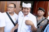 Mantan Wakil Gubernur Bali I Ketut Sudikerta (tengah) meninggalkan ruangan usai menjalani sidang vonis di Pengadilan Negeri Denpasar, Bali, Jumat (20/12/2019). Terdakwa yang merupakan Wagub Bali periode 2013-2018 tersebut divonis hukuman 12 tahun penjara dalam kasus penipuan dan penggelapan jual beli tanah senilai Rp149 miliar serta Tindak Pidana Pencucian Uang (TPPU). ANTARA FOTO/Fikri Yusuf/nym.