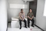 Komisioner Ombudsman RI Adrianus Eliasta Meliala (kanan) bersama Kepala Kantor Wilayah Kementerian Hukum dan Ham Jawa Barat Liberti Sitinjak (kiri) berbincang di kamar tahanan yang dihuni oleh warga binaan kasus korupsi Nazaruddin saat melakukan kunjungan di Lembaga Pemasyarakatan (Lapas) Kelas 1 Sukamiskin, Bandung, Jawa Barat, Jumat (20/12/2019). Kunjungan Komisioner Ombudsman RI guna peninjauan terhadap renovasi penyamaan fasilitas kamar tahanan di Lapas Sukamiskin. ANTARA JABAR/Ahmad Fauzan/NA/agr