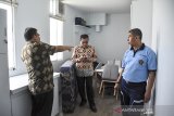 Komisioner Ombudsman RI Adrianus Eliasta Meliala (kiri) bersama Kepala Kantor Wilayah Kementerian Hukum dan Ham Jawa Barat Liberti Sitinjak (tengah) dan Kalapas Sukamiskin Abdul Karim (kanan)  berbincang di kamar tahanan yang dihuni oleh warga binaan kasus korupsi Setya Novanto saat melakukan kunjungan di Lembaga Pemasyarakatan (Lapas) Kelas 1 Sukamiskin, Bandung, Jawa Barat, Jumat (20/12/2019). Kunjungan Komisioner Ombudsman RI guna peninjauan terhadap renovasi penyamaan fasilitas kamar tahanan di Lapas Sukamiskin. ANTARA JABAR/Ahmad Fauzan/NA/agr