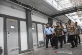 Komisioner Ombudsman RI Adrianus Eliasta Meliala (tengah) bersama Kepala Kantor Wilayah Kementerian Hukum dan Ham Jawa Barat Liberti Sitinjak (kedua kanan) dan Kalapas Sukamiskin Abdul Karim (kiri) melakukan peninjauan di Lembaga Pemasyarakatan (Lapas) Kelas 1 Sukamiskin, Bandung, Jawa Barat, Jumat (20/12/2019). Kunjungan Komisioner Ombudsman RI guna peninjauan terhadap renovasi penyamaan fasilitas kamar tahanan di Lapas Sukamiskin. ANTARA JABAR/Ahmad Fauzan/NA/agr