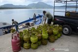 Buruh melakukan aktivitas bongkar muat tabung gas elpiji untuk kebutuhan warga pulau di TPI Pelabuhan Ulee Lheue, Banda Aceh, Jumat (20/12/2019). Warga pulau Aceh dan Pulau Nasi di wilayah kabupaten Aceh Besar mengharapkan pasokan gas elpiji subsidi ukuran 3 kilogram dari daratan Banda Aceh ke wilayah pulau terluar itu menjelang natal dan tahun baru lancar dengan jaminan harga subsidi, mengingat stok elpiji lebih dominan tersedia di pengecer ketimbang pada penyalur resmi dengan harga tinggi Rp27.000 hingga Rp30.000 pertabung. Antara Aceh/Ampelsa.