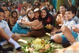 Murid SDN 01 Nambangan Lor berpelukan dengan murid SDK Santa Maria saat penyerahan tumpeng hadiah Natal di Kota Madiun, Jawa Timur, Jumat (20/12/2019). Menjelang Hari Natal, Murid SDN 01 Nambangan Lor mengirim tumpeng dan dimakan bersama sebagai bentuk penghormatan dan toleransi kepada murid SDK Santa Maria yang akan merayakan Hari Natal guna merawat kebhinekaan. Antara Jatim/Siswowidodo/zk