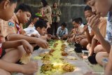 Murid SDN 01 Nambangan Lor makan pagi bersama dengan murid SDK Santa Maria di Kota Madiun, Jawa Timur, Jumat (20/12/2019). Menjelang Hari Natal, Murid SDN 01 Nambangan Lor mengirim tumpeng dan dimakan bersama sebagai bentuk penghormatan dan toleransi kepada murid SDK Santa Maria yang akan merayakan Hari Natal guna merawat kebhinekaan. Antara Jatim/Siswowidodo/zk