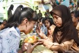 Murid SDN 01 Nambangan Lor makan pagi bersama dengan murid SDK Santa Maria di Kota Madiun, Jawa Timur, Jumat (20/12/2019). Menjelang Hari Natal, Murid SDN 01 Nambangan Lor mengirim tumpeng dan dimakan bersama sebagai bentuk penghormatan dan toleransi kepada murid SDK Santa Maria yang akan merayakan Hari Natal guna merawat kebhinekaan. Antara Jatim/Siswowidodo/zk