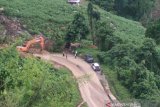 Tanah longsor yang terjadi di bagian barat Kabupaten Gorontalo, yakni jalur Sumalata-Biawu, mulai dibersihkan oleh pemerintah daerah setempat Jumat (20/12/2019). (Foto ist/HO)