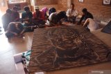 Peserta mengikuti workshop membuat grafis cukil di Gallery Pallone Ponorogo, Jawa Timur, Sabtu (21/12/2019). Pelatihan membuat seni grafis cukil yang diikuti puluhan peserta tersebut untuk memperkenalkan sekaligus mengajarkan bagaimana cara membuat karya seni grafis cukil kepada peserta. Antara Jatim/Siswowidodo/zk.