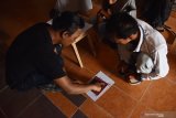 Peserta mengikuti workshop membuat grafis cukil di Gallery Pallone Ponorogo, Jawa Timur, Sabtu (21/12/2019). Pelatihan membuat seni grafis cukil yang diikuti puluhan peserta tersebut untuk memperkenalkan sekaligus mengajarkan bagaimana cara membuat karya seni grafis cukil kepada peserta. Antara Jatim/Siswowidodo/zk.