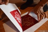 Peserta mengikuti workshop membuat grafis cukil di Gallery Pallone Ponorogo, Jawa Timur, Sabtu (21/12/2019). Pelatihan membuat seni grafis cukil yang diikuti puluhan peserta tersebut untuk memperkenalkan sekaligus mengajarkan bagaimana cara membuat karya seni grafis cukil kepada peserta. Antara Jatim/Siswowidodo/zk.