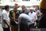 Ketua Biro Dunia Melayu Dunia Islam (DMDI), Habib Zainal Abidin Husain Bilfaqih (kedua kiri) yang juga Direktur Pascasarjana IAI Dalwa Bangil Jawa Timur, mengenakan pakaian adat Aceh disambut oleh para pewaris Kerajaan Aceh saat tiba di komplek situs Cagar Budaya Sultan Sayyid Jamalul Alam Badrul Munir Jamalullail (1703-1726) di Banda Aceh, Sabtu (21/12/2019). Kedatangan Habib Zainal Abidin Husain Bilfaqih itu untuk menghadiri Haul Sultan Sayyid Jamalul Alam Badrul Munir Jamalullail , ulama besar Kesultan Aceh yang dirangkai dengan kegiatan peringatan Maulid Nabi Muhammad SAW di komplek situs cagar budaya tersebut yang saat ini kondisinya memprihatinkan karena tidak terawat . Antara Aceh/Ampelsa.