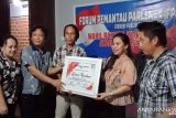 Jurani Rurubua, SST terima penghargaan legislator teladan se-Sulut dari FPP