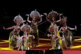 Seniman menampilkan tari kreasi dalam malam pergelaran seni kolaborasi tradisi multimedia di Taman Budaya Bali, Denpasar, Bali, Jumat (20/12/2019) malam. Pergelaran tersebut merupakan rangkaian kegiatan akhir tahun yang digelar Pemprov Bali dengan menampilkan seni tradisi dan seni populer untuk kemajuan kesenian di Bali sebagai daerah tujuan wisata. ANTARA FOTO/Nyoman Hendra Wibowo/nym.