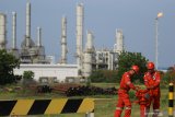 Pekerja beraktivitas di kawasan kilang PT Trans Pacific Petrochemical Indotama (TPPI) di Tuban, Jawa Timur, Sabtu (21/12/2019). PT Pertamina (Persero) berencana mengembangkan kawasan tersebut menjadi pusat industri petrokimia yang terintegrasi dengan kilang nasional. Antara Jatim/Moch Asim/zk.