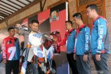 Kapolres Blitar AKBP Budi Hermanto (Dua Kiri) secara seimbolis menyalakan mesin motor sebagai tanda peluncuran Bhayangkara Adventure Seven usai memberikan keterangan pers di Blitar, Jawa Timur, Sabtu (21/12/2019). Kegiatan tingkat national yang akan digelar pada 19 januari 2020 mendatang dan diikuti oleh sekitar 3000 pengendara motocros (Crosser) dari sejumlah propinsi seperti Kalimantan, Sumatera, Bali, Jawa Barat, dan DKI Jakarta serta beberapa atlet national tersebut selain dalam rangka memperingati HUT Bhayangkara ke 74 mandatang, juga bertujuan untuk mempromosikan kawasan wisata alam didaerah tersebut. Antara Jatim/Irfan Anshori/zk.