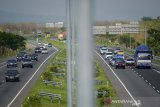 Sejumlah kendaraan melintasi Jalan Tol Cipali di kilometer 158, Majalengka, Jawa Barat, Sabtu (21/12/2019). Korlantas Polri memberlakukan sistem satu arah sejak pukul 06.00 hingga 18.00 dari kilometer 70 atau Gerbang Tol Cikampek Utama hingga kilometer 414 pintu keluar Tol Kalikangkung Semarang guna mengantisipasi kepadatan kendaraan pada puncak arus mudik Natal dan Tahun Baru 2020 yang diprediksi jatuh pada hari ini. ANTARA JABAR/Raisan Al Farisi/agr