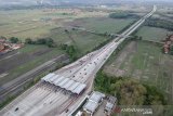 Sejumlah kendaraan memasuki gerbang Tol Palimanan di Cirebon, Jawa Barat, Sabtu (21/12/2019). Korlantas Polri memberlakukan sistem satu arah sejak pukul 06.00 hingga 18.00 dari kilometer 70 atau Gerbang Tol Cikampek Utama hingga kilometer 414 pintu keluar Tol Kalikangkung Semarang guna mengantisipasi kepadatan kendaraan pada puncak arus mudik Natal dan Tahun Baru 2020 yang diprediksi jatuh pada hari ini. ANTARA JABAR/Raisan Al Farisi/agr