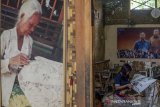 Seorang perajin menyelesaikan proses produksi batik tulis tradisional di Desa Trusmi, Cirebon, Jawa Barat, Sabtu (21/12/2019). Perajin menyatakan sejak beberapa tahun terakhir, jumlah perajin tradisional batik tulis di Desa Trusmi terus berkurang akibat minimnya minat generasi muda untuk meneruskan tradisi membatik. ANTARA JABAR/Raisan Al Farisi/agr