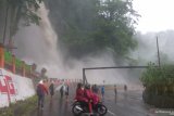 Air terjun Lembah Anai meluber sebabkan macet di Silaiang