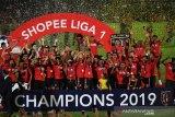 Para pemain dan manajemen Bali United merayakan kemenangan seusai penganugerahan juara Liga 1 2019 di Stadion I Wayan Dipta, Gianyar, Bali, Minggu (22/12/2019). Bali United berhasil menjadi juara Liga 1 2019 dengan total poin 64. Antaranews Bali/Nyoman Budhiana.