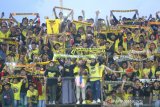 Suporter Barito Putera memberikan dukungan pada pertandingan lanjutan Liga 1 2019 melawan Arema FC di Stadion Demang Lehman Martapura, Kalimantan Selatan, Minggu (22/12/2019). Barito Putera menang atas Arema FC dengan skor 3-0. Foto Antaranews Kalsel/Bayu Pratama S.