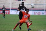 Pesepak bola Persipura Samassa Mahamadou (kiri) mendapat hadangan pesepak bola Borneo FC Muhammad Ikhsan (kanan) pada lanjutan Liga 1 2019 di Stadion Gelora Delta Sidoarjo, Jawa Timur, Minggu (22/12/2019). Persipura bermain imbang lawan tamunya Borneo FC dengan skor akhir 2-2. Antara Jatim/Umarul Faruq/zk