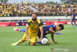 Pesepak bola Barito Putera Fransisco Wagsley Rodrigues De Sousa Filho (kanan) berebut bola dengan pesepak bola Arema FC Hanif Abdurrauf Sjahbandi (kiri) dalam pertandingan lanjutan Liga 1 2019 di Stadion Demang Lehman Martapura, Kalimantan Selatan, Minggu (22/12/2019). Barito Putera menang atas Arema FC dengan skor 3-0. Foto Antaranews Kalsel/Bayu Pratama S.