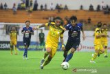 Pesepak bola Barito Putera Rafael Feital Da Silva (kiri) berebut bola dengan pesepak bola Arema FC Hanif Abdurrauf Sjahbandi (kanan) dalam pertandingan lanjutan Liga 1 2019 di Stadion Demang Lehman Martapura, Kalimantan Selatan, Minggu (22/12/2019). Barito Putera menang atas Arema FC dengan skor 3-0. Foto Antaranews Kalsel/Bayu Pratama S.