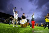 Pelatih kepala Barito Putera Djadjang Nurdjaman (kanan) memukul gendang usai pertandingan lanjutan Liga 1 melawan Arema FC di Stadion Demang Lehman Martapura, Kalimantan Selatan, Minggu (22/12/2019). Barito Putera menang atas Arema FC dengan skor 3-0. Foto Antaranews Kalsel/Bayu Pratama S.