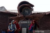 Pengunjung berfoto di monumen situs Tsunami Kapal PLTD Apung yang dilengkapi jam menunjukan pukul 7.55 Wib terjadinya bencana tsunami di Desa Punge Blang Cut, Kecamatan Jaya Baru, Banda Aceh, Aceh, Minggu (22/12/2019). Menjelang peringatan 15 tahun bencana tsunami, objek wisata Kapal PLTd Apung yang terdampar diterjang tsunami 26 Desember 2004 sejauh tiga kilometer dari pantai ke daratan di desa itu mulai ramai dikunjungi wisatawan. Antara Aceh/Ampelsa.