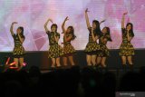 Anggota grup idol JKT48 menghibur penonton saat menggelar konser di Surabaya, Jawa Timur, Minggu (22/12/2019). Konser yang diikuti 68 member tersebut dalam rangka memperingati delapan tahun JKT48. Antara Jatim/Moch Asim/zk.
