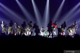Anggota grup idol JKT48 menghibur penonton saat menggelar konser di Surabaya, Jawa Timur, Minggu (22/12/2019). Konser yang diikuti 68 member tersebut dalam rangka memperingati delapan tahun JKT48. Antara Jatim/Moch Asim/zk.