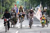 Peserta mengikuti kirab Sepeda Onthel di Surabaya, Jawa Timur, Minggu (22/12/2019). Kegiatan itu merupakan salah satu rangkaian acara untuk memeriahkan HUT ke-71 Kodam V/Brawijaya. Antara Jatim/Didik/ZK
