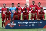 Tim Perseru Badak Lampung FC berpose sebelum bertanding melawan Persebaya saat pertandingan Liga 1 2019 di Stadion Gelora Bung Tomo, Surabaya, Jawa Timur, Sabtu (21/12/2019). Persebaya menang atas Perseru Badak Lampung FC dengan skor 2-1. Antara Jatim/Didik/ZK