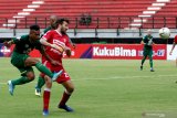 Pesepak bola Persebaya Irfan Jaya (kiri) menendang bola dengan dihalangi oleh pesepak bola Perseru Badak Lampung FC Antony Paul Golec (kanan) saat pertandingan Liga 1 2019 di Stadion Gelora Bung Tomo, Surabaya, Jawa Timur, Sabtu (21/12/2019). Persebaya menang atas Perseru Badak Lampung FC dengan skor 2-1. Antara Jatim/Didik/ZK