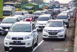 Sejumlah kendaraan memadati jalan tol Jakarta - Cikampek KM 28, Karawang, Jawa Barat, Sabtu (21/12/2019). PT Jasa Marga memprediksi puncak arus mudik libur natal dan tahun baru jatuh pada Sabtu (21/12/19). Sementara itu, Kakorlantas Polri memberlakukan sistem satu arah di ruas Tol Cikampek hingga Tol Kalikangkung mulai pukul 07.00 hingga pukul 17.00 untuk menghidari kemacetan panjang. ANTARA JABAR/M Ibnu Chazar/agr