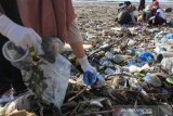 Sejumlah aktivis yang tergabung dalam Gerakan Millenial Peduli Lingkungan melakukan aksi membersihkan sampah di kawasan pantai Desa Pasar Baru, Kecamatan Johan Pahlawan, Aceh Barat, Aceh, Minggu (22/12/2019). Aksi yang diikuti puluhan generasi millenial tersebut untuk meningkatkan kesadaran dan kepedulian masyarakat agar tidak membuang sampah ke laut. Antara Aceh/Syifa Yulinnas.